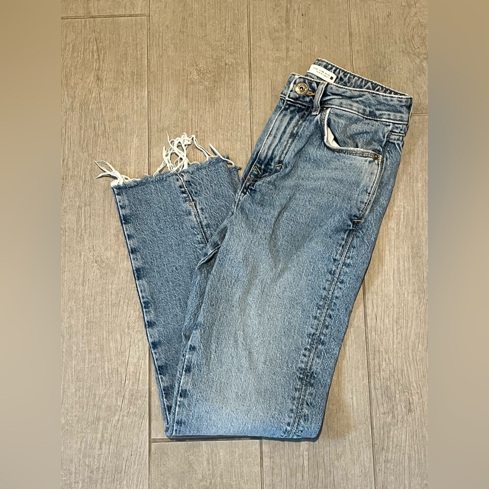 Women’s Zara high rise, slim leg, cropped ankle length jeans.  Size 00.